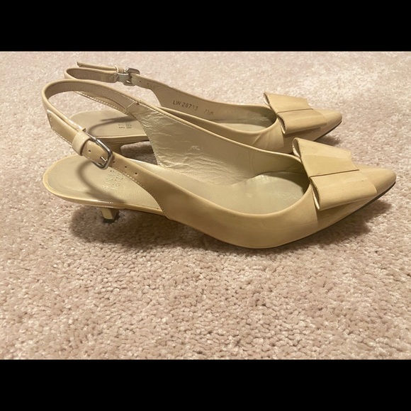 Stuart Weitzman Nude Kitten Heels - 7.5 - Picture 3 of 5